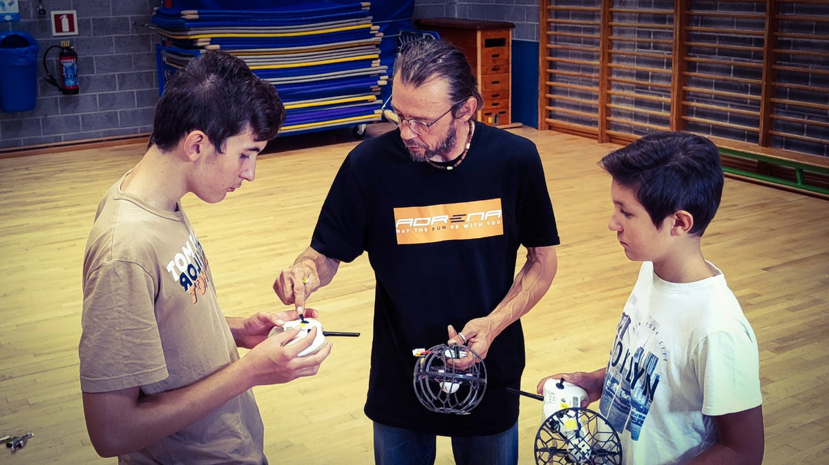 Formateur Adrena avec des participants du stage drone